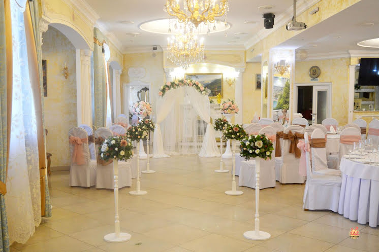 ресторан клуб деловых людей омск. как оформлен зал ресторана лагуна в энгельсе. клуб деловых людей золотой зал. деловые люди ресторан омск выпускной. кафе деловые люди омск.